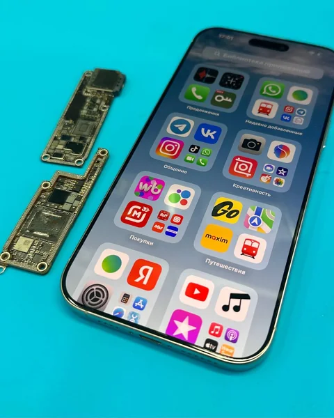 iPhone работает после ремонта платы, рядом две половины платы