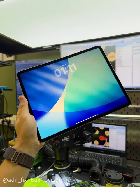Тот же iPad после переклейки: стекло новое, экран чистый