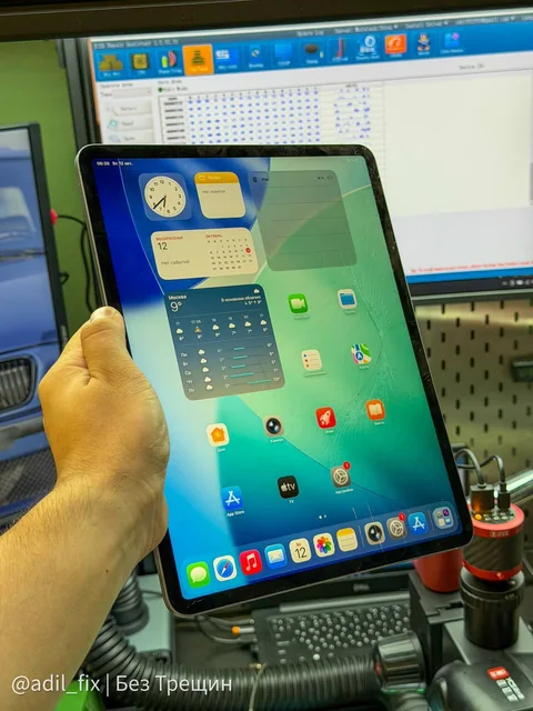 iPad до ремонта: стекло в трещинах, дисплей под ним работает